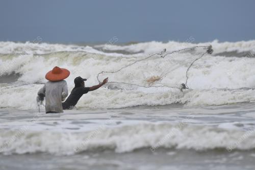 MENJALA IKAN ANDENG