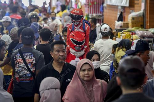 CARI REZEKI DENGAN KOSTUM POWER RANGERS