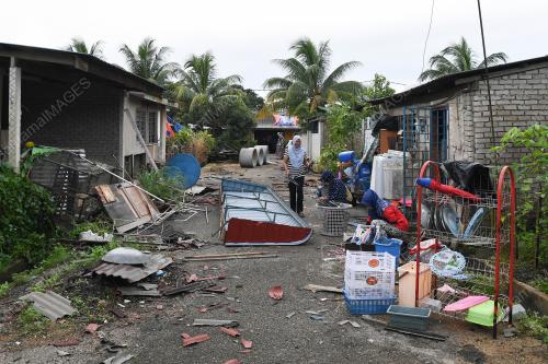 RUMAH ROSAK AKIBAT RIBUT