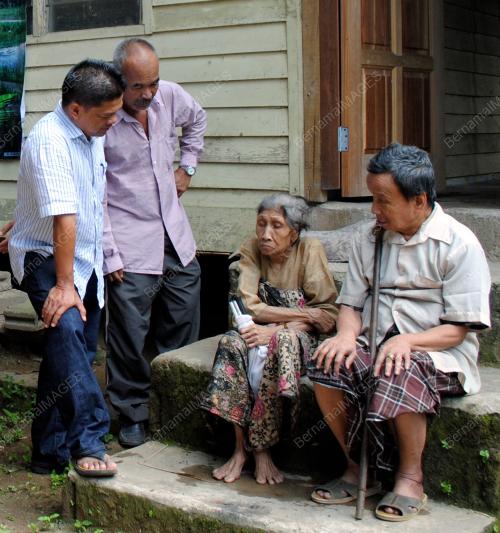 TR01_07102012_WARGA_EMAS
