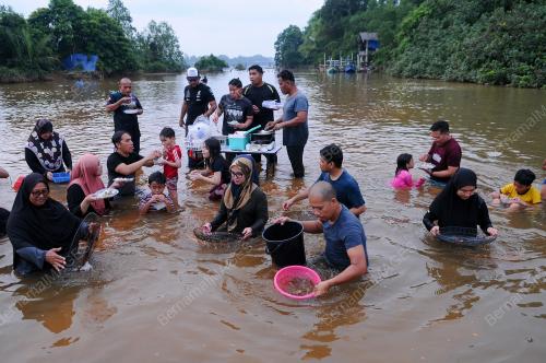 RIADAH MENCARI ETAK