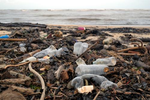 SAMPAH TERDAMPAR DI PANTAI LAUT BERGELORA