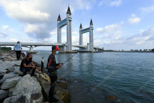MEMANCING IKAN
