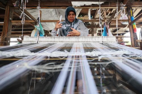 TENUN SONGKET DENGAN 'MATA HATI'