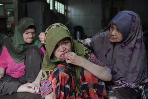 SUAMI ISTERI CEKAL MENJAGA TIGA ANAK OKU