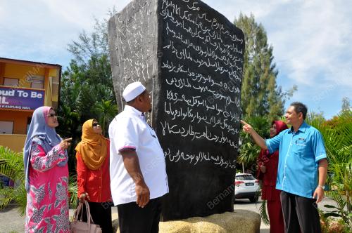 TR01_17102018_REPLIKA_BATU_BERSURAT