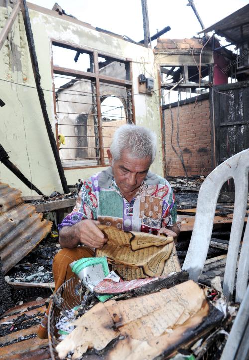 TR01_18082015_RUMAH_TERBAKAR