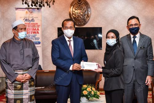 DATUK SERI DR AHMAD SAMSURI MOKHTAR