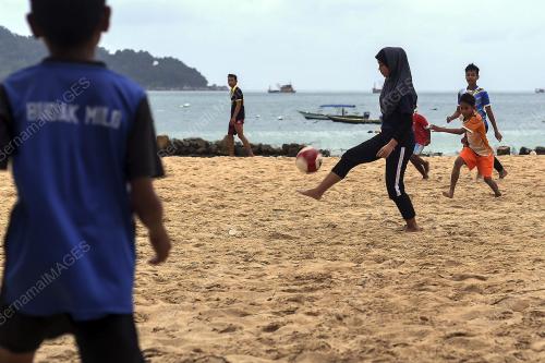 GADIS PULAU MAIN BOLA