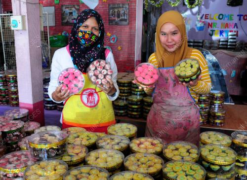 BISKUT RAYA NR HANA
