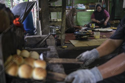 KEENAKAN ROTI SEKAYA DAPUR KAYU