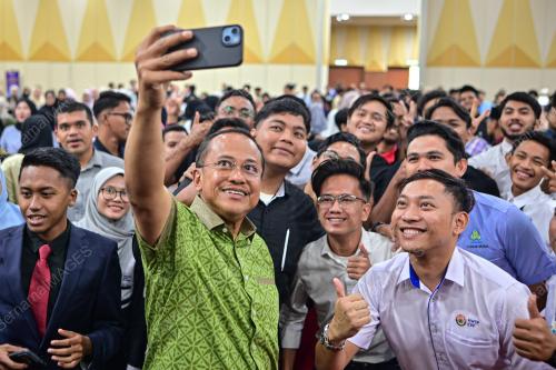 DATUK SERI DR AHMAD SAMSURI MOKHTAR