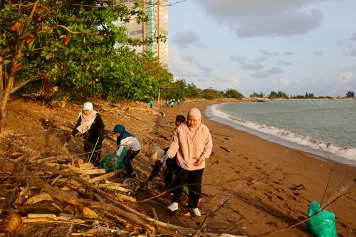 KUTIP SAMPAH PANTAI