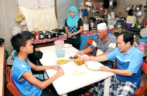 TR01_23072013_AHMAD_BERSAHUR