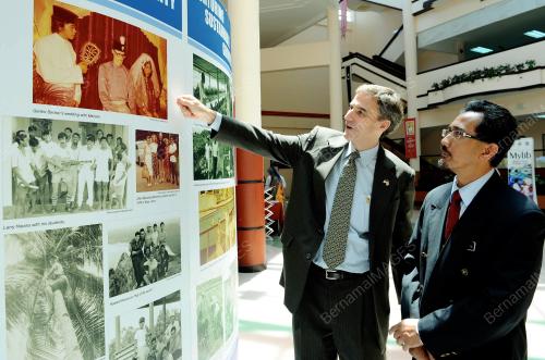 TR01_23102012_PAMERAN_FOTO