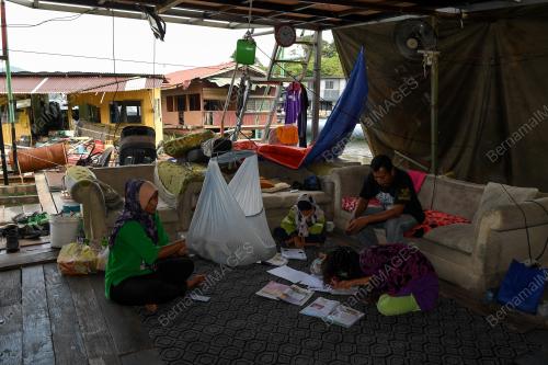 KELUARGA TINGGAL DALAM RUMAH BOT
