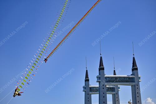 WAU NAGA 70 METER DITERBANGKAN