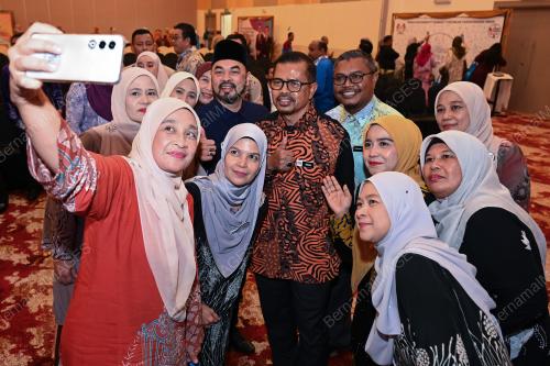 DATUK DR ADNAN MAT