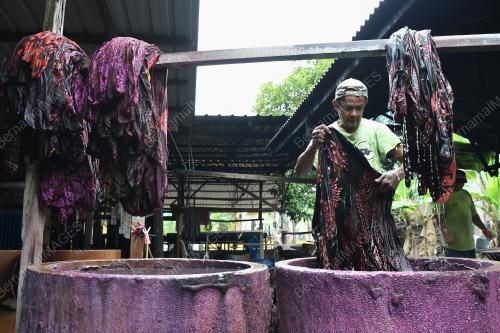 PEMBUATAN BATIK TRADISIONAL TERENGGANU