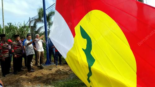 TR01_31122016_BENDERA_UMNO