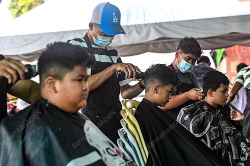 GUNTING RAMBUT SECARA PERCUMA