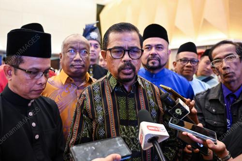 DATUK DR ADNAN MAT