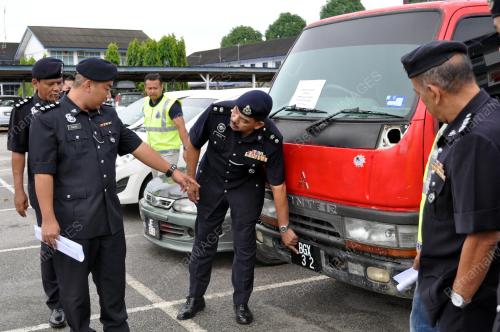 TR02_05082015_CURI_KERETA