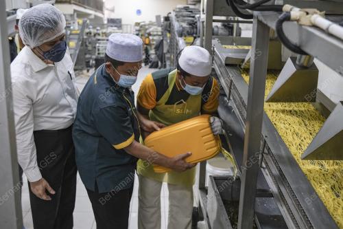 OPERASI PENGAUDITAN DAN PEMUTIHAN MINYAK MASAK PAKET
