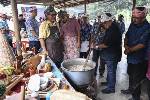DATUK AARON AGO DAGANG