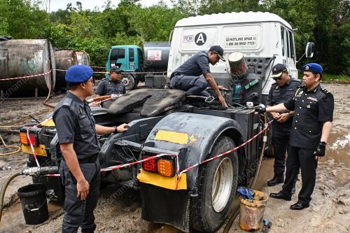 PENYELEWENGAN MINYAK DIESEL BERSUBSIDI