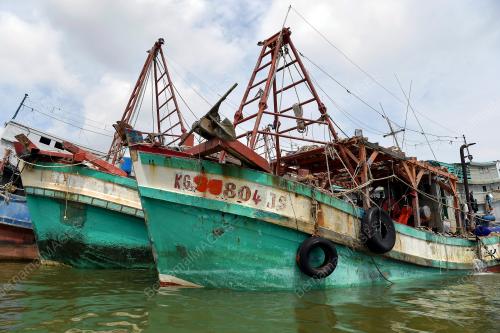 DUA BOT NELAYAN VIETNAM DITAHAN