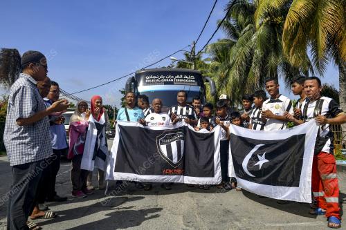 PENYOKONG TFC MENAIKI BAS