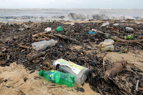 SAMPAH TERDAMPAR DI PANTAI LAUT BERGELORA
