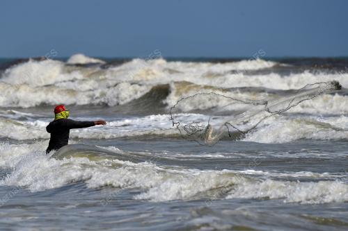 NELAYAN CARI IKAN DI PERSISIR PANTAI