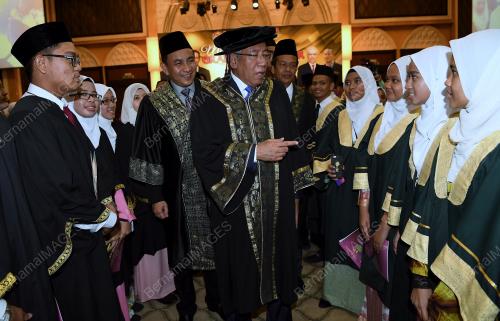 TR02_12102017_MAHDZIR_GRADUASI