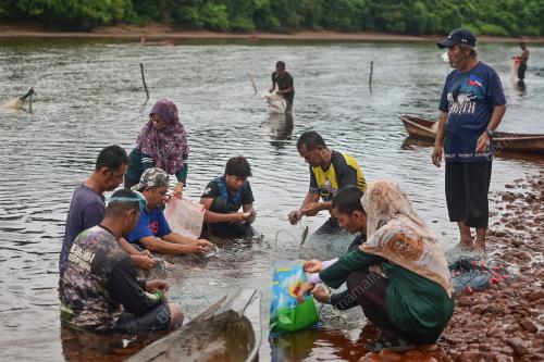 PESTA MENJALA DAN MEMUKAT IKAN
