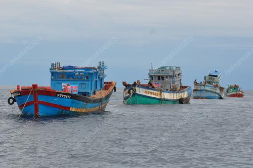 SEMBILAN BUAH BOT NELAYAN ASING DIJADIKAN TUKUN TIRUAN
