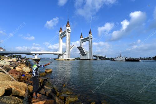 MEMANCING IKAN