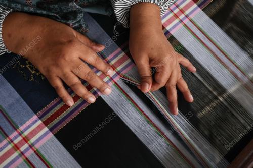 TENUN SONGKET DENGAN 'MATA HATI'