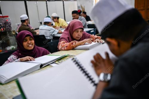 GOLONGAN BUTA YANG CELIK AL-QURAN