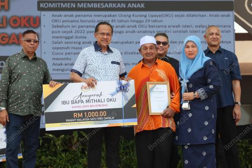 DATUK SERI DR AHMAD SAMSURI MOKHTAR