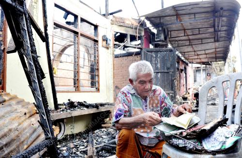 TR02_18082015_RUMAH_TERBAKAR