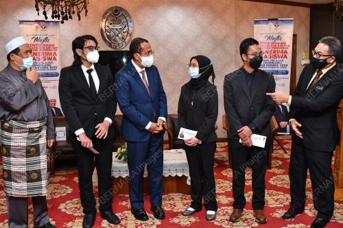 DATUK SERI DR AHMAD SAMSURI MOKHTAR