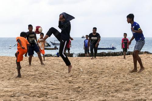 GADIS PULAU MAIN BOLA