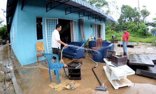 TR02_21122013_BANJIR_KILAT