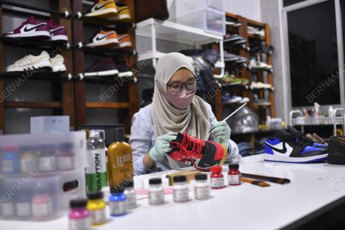 PERKHIDMATAN MENCUCI KASUT DAN BEG TANGAN