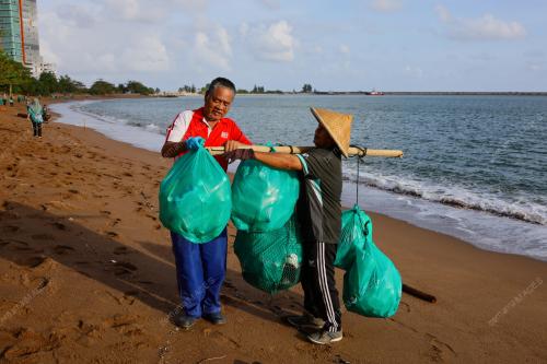 KUTIP SAMPAH PANTAI