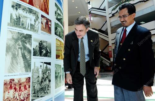 TR02_23102012_PAMERAN_FOTO