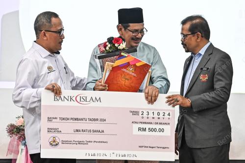 DATUK DR ADNAN MAT