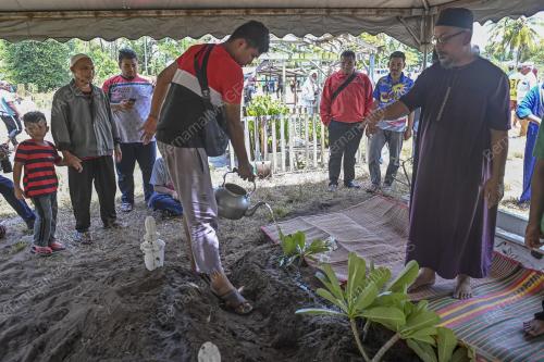 JENAZAH DATUK DAN CUCU TIRI SELAMAT DIKEBUMIKAN